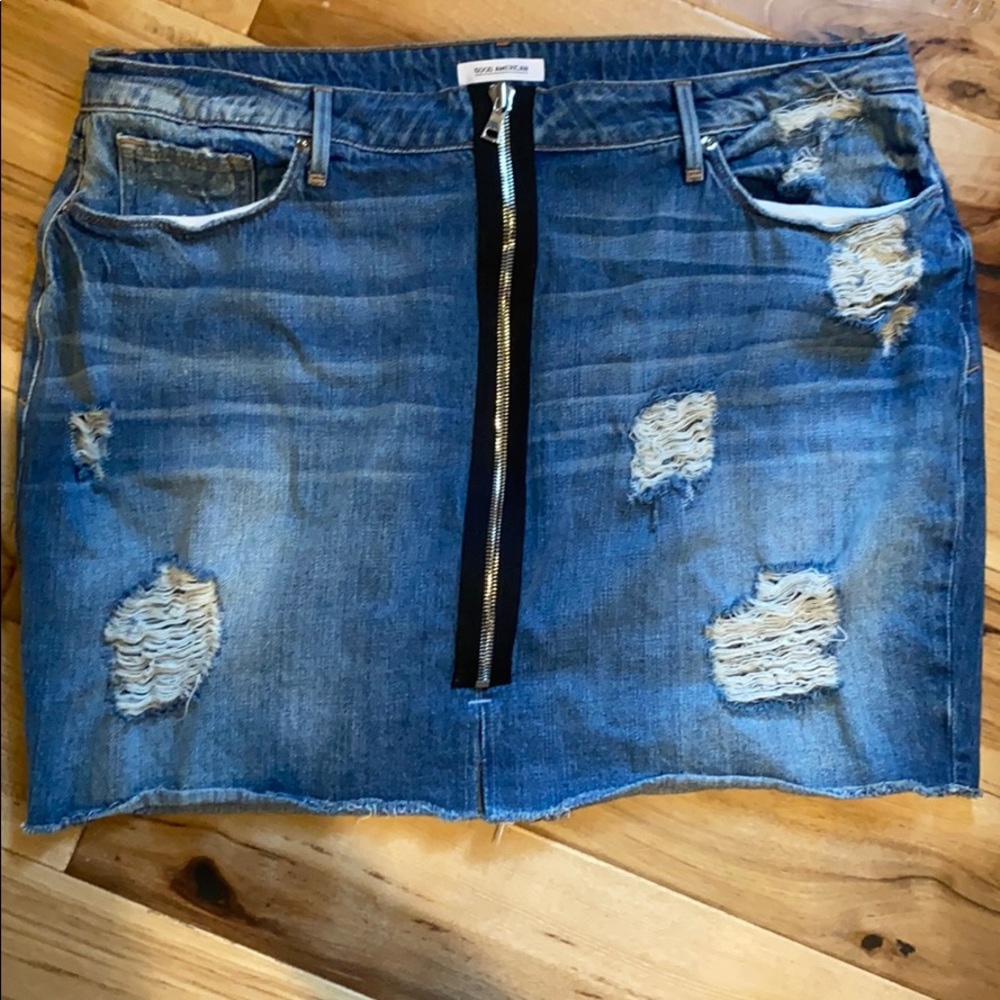 NWOT Good American distressed mini skirt ✨💕